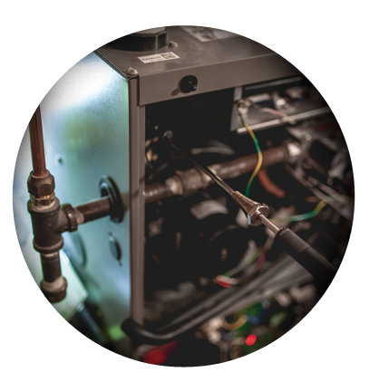 在炉膛上工作的技术员