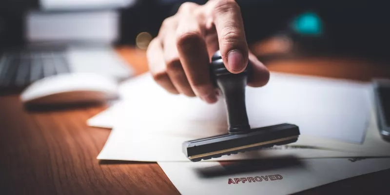 特写的人盖章批准