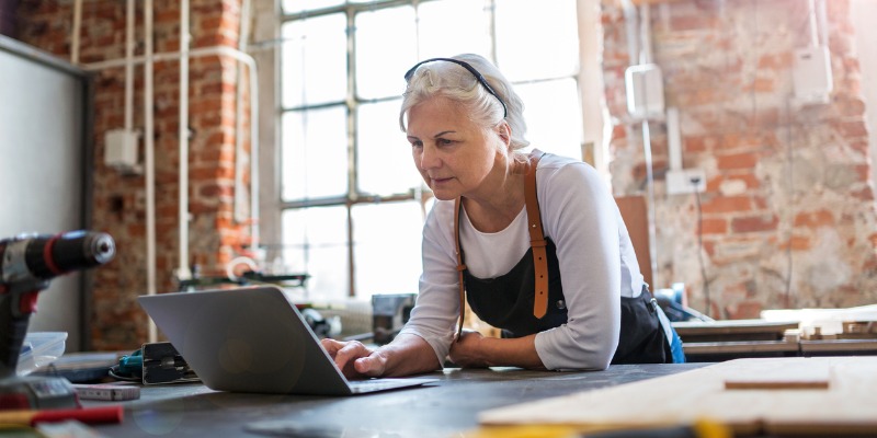 女性在工作场所使用笔记本电脑
