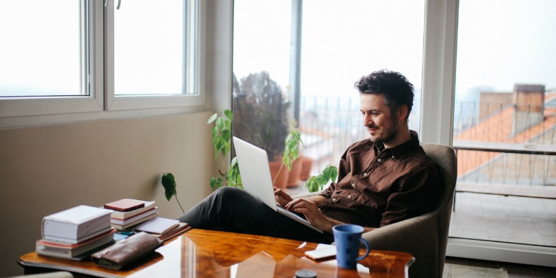 在办公室工作的人有膝上型计算机的