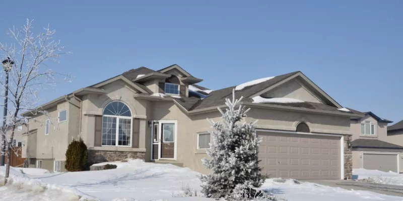 被冰雪覆盖的房子——一个地热热泵工作在加拿大的冬天